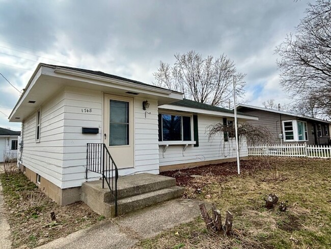 Building Photo - 2 Bed 1 bath home with a  Full Fenced In B...