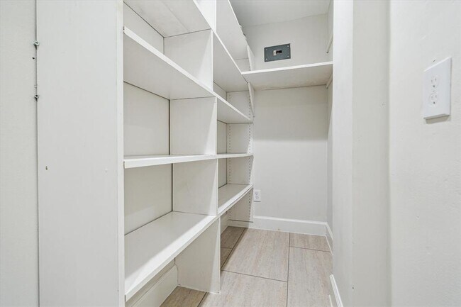 Building Photo - 6595 Bayou Glen Rd