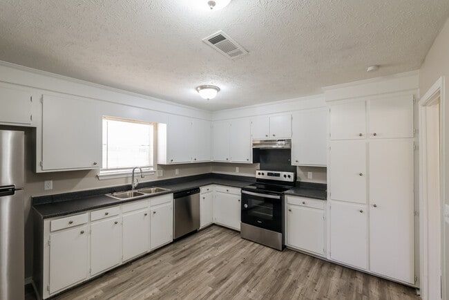 Building Photo - 57 Willowbrook Ln