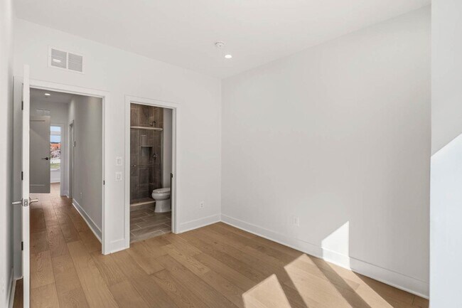 Building Photo - Bloomingdale Townhome | 3 Bed + Den | 3.5 Bath | 1,800 Sf | Large Private Rooftop Deck & Balcony ...