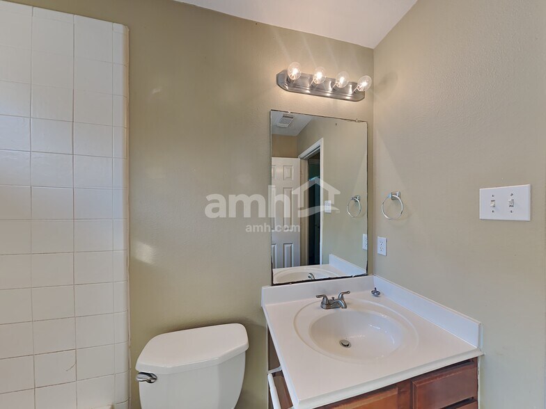 Building Photo - 1034 Riverwood Dr