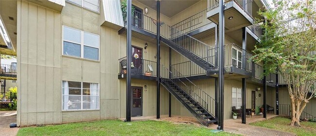 Building Photo - 119 Riverbend Dr