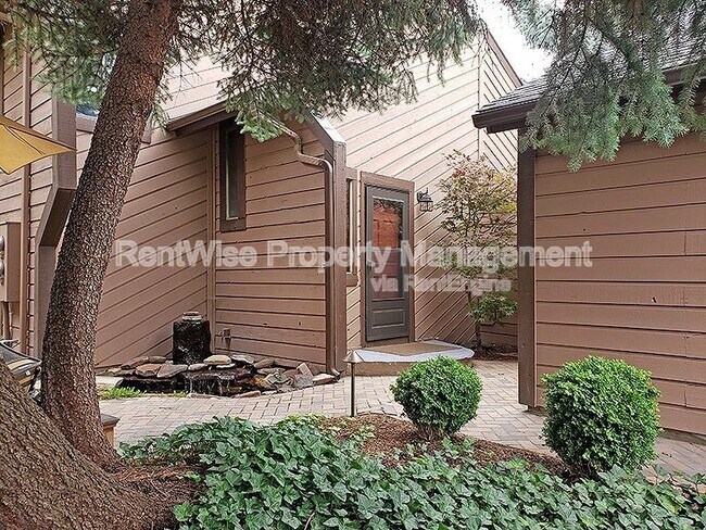 Primary Photo - 875 N Gossett Pl