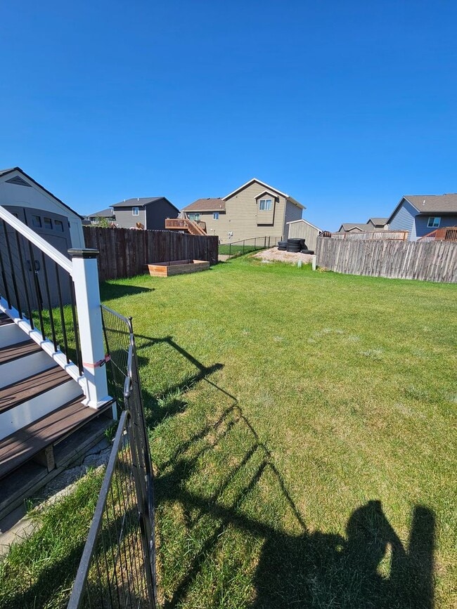 Building Photo - 3 BED | 3 BATH | SPLIT FOYER HOME | GARAGE