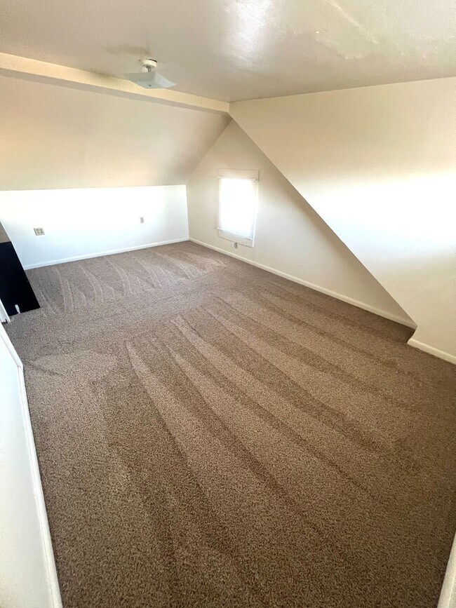 Building Photo - 4 Bedroom 2 Bath Single Family Home