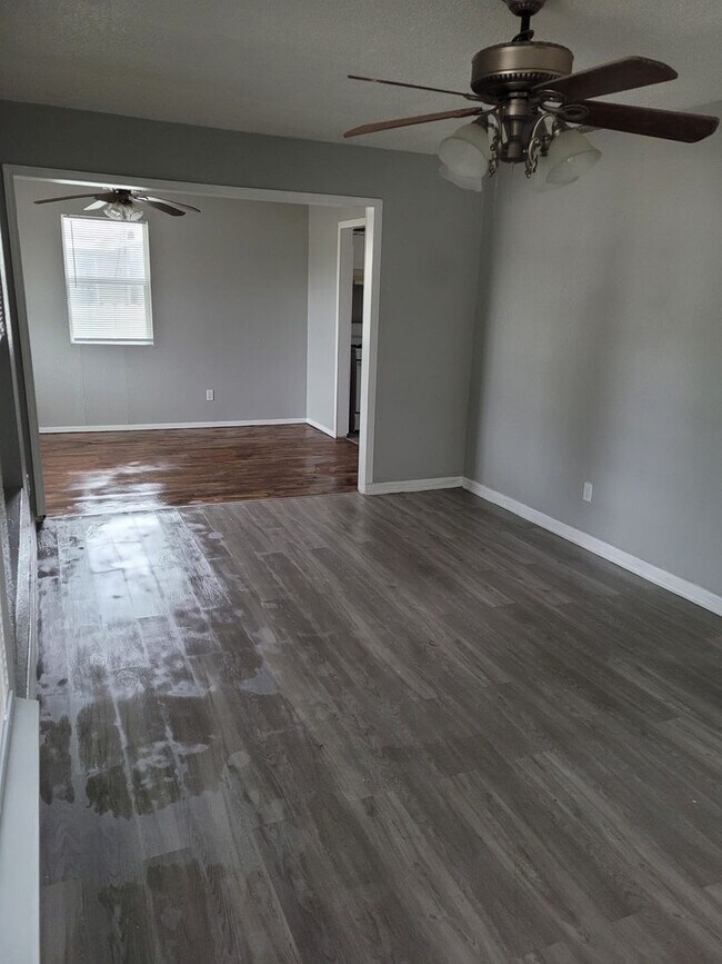 Building Photo - SPACIOUS! LOCATION!