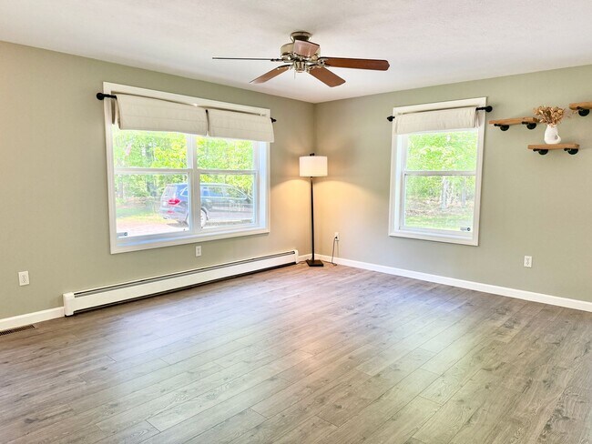 Building Photo - Sunny & Spacious 4 bedroom home