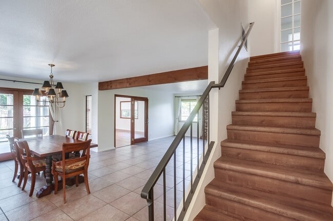 Building Photo - 543 Edna Way