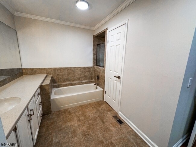 Building Photo - 48 Eton Ct