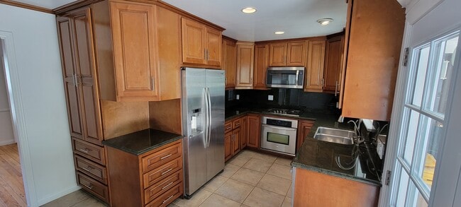 Building Photo - 661 Warner Ave