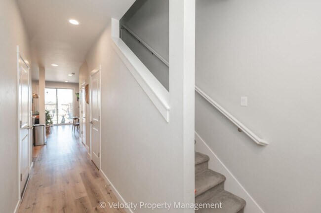 Building Photo - Light and Bright Townhome in NW Redmond!