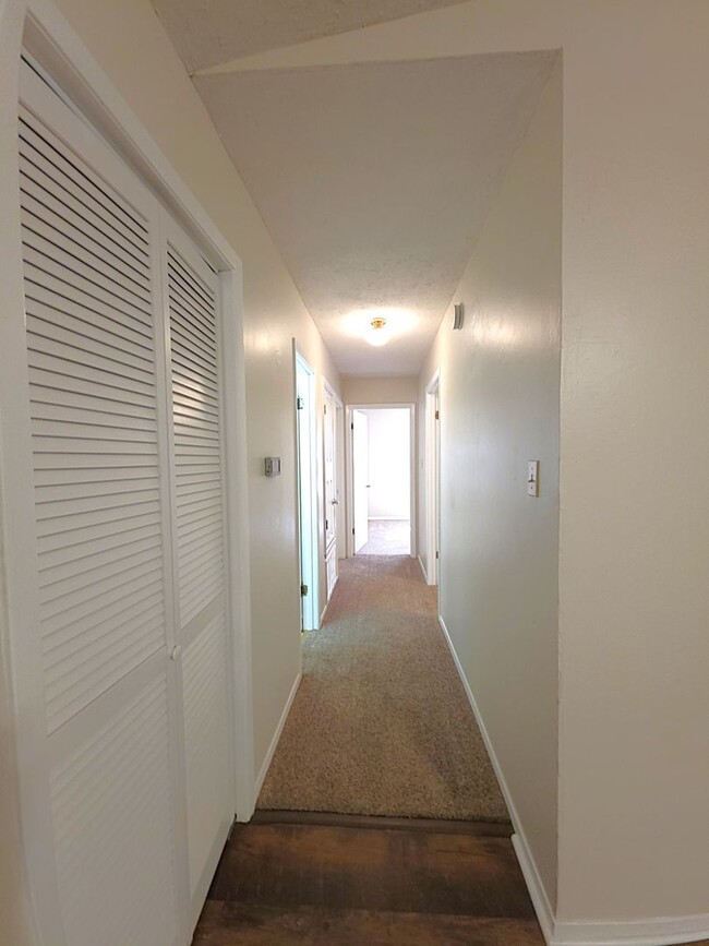 Building Photo - Welcome to this charming 3 bedroom, 2 bath...