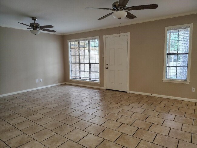 Building Photo - 2823 Whitman Dr