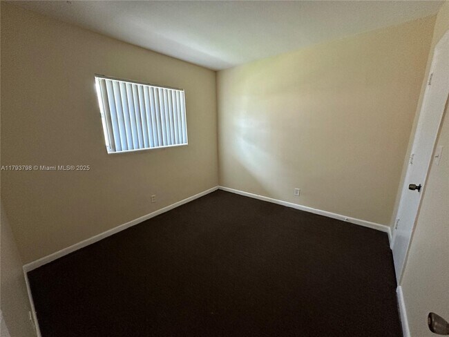 Building Photo - 148 NW 40th Ct