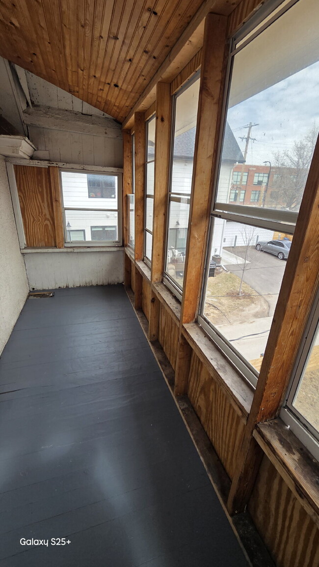 Building Photo - 6 Bed 2 bath FRESH PAINT - Single Family H...