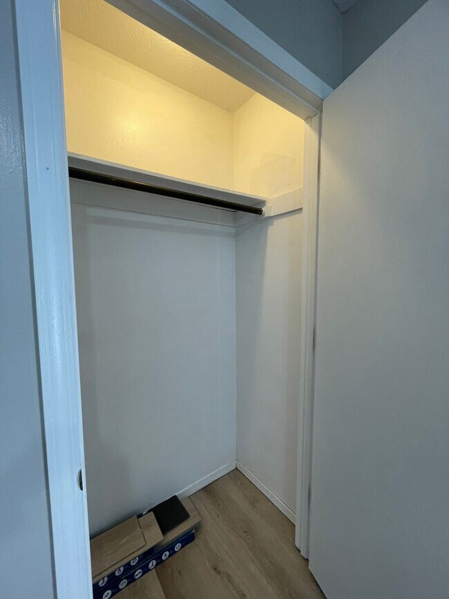 Building Photo - 531-B N Oak Grove Ave