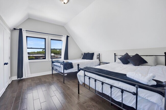 Building Photo - 3330 S Indiana Ave