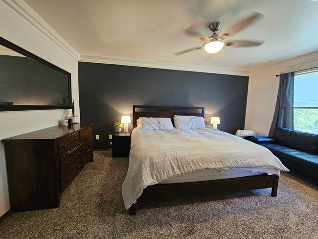 Building Photo - Well Kept Townhouse with Yard Care Included