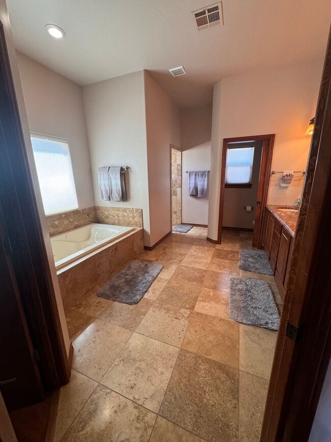 Building Photo - Gorgeous Fully Furnished rental on 1 acre, flexible lease term