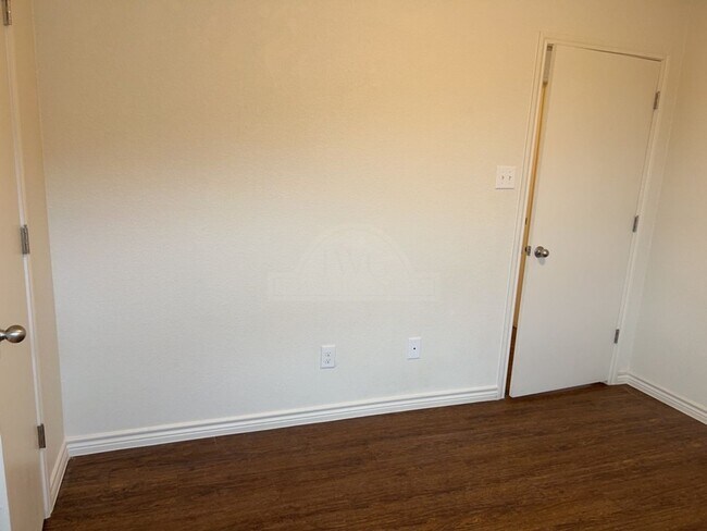 Building Photo - 1500 Justin Lp