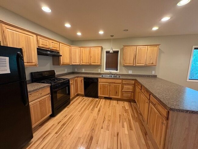 Building Photo - 2 Story Colonial - 3 bdrm/2 bath - LARGE YARD