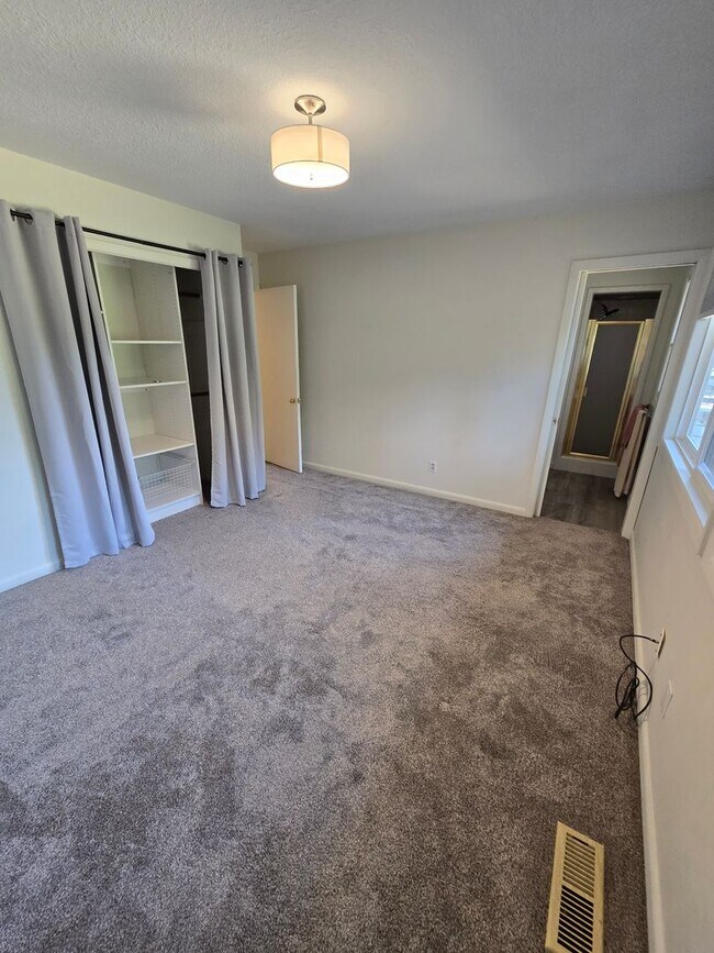 Building Photo - Popular West Linn! Tons of Space and great...