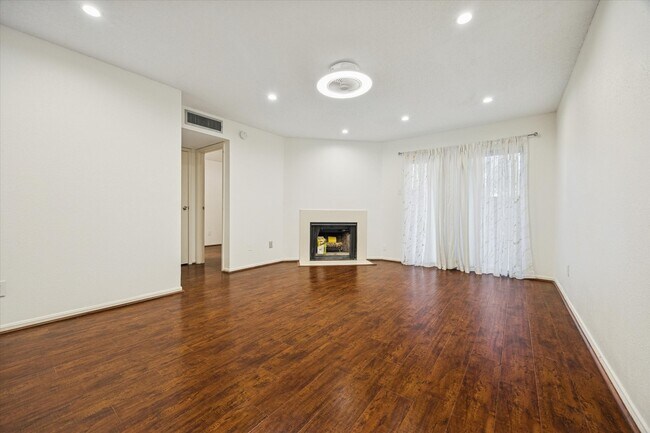 Primary Photo - 2120 El Paseo St