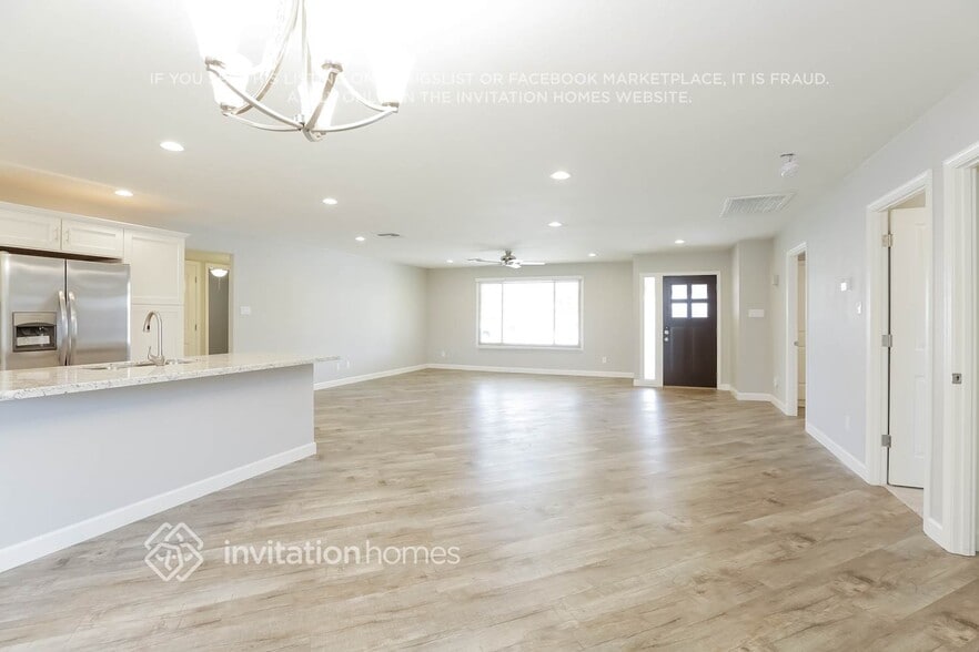 Building Photo - 6827 S Willow Dr
