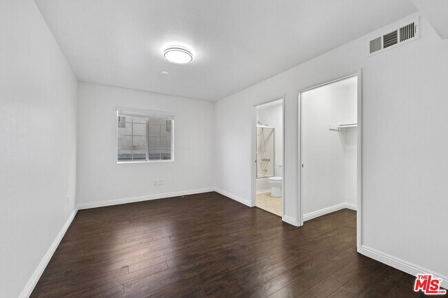 Building Photo - 1128 Irolo St