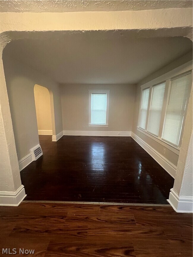 Building Photo - 716 Grace Ave