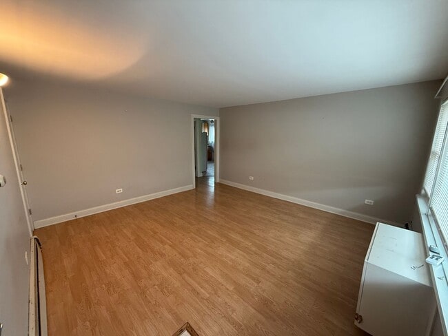 Building Photo - Bright 1bedroom/1bath Apartment Close to T...