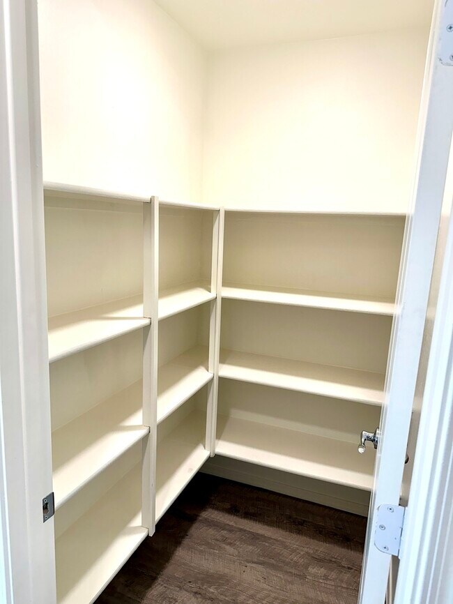 Building Photo - 1556 Demain Dr