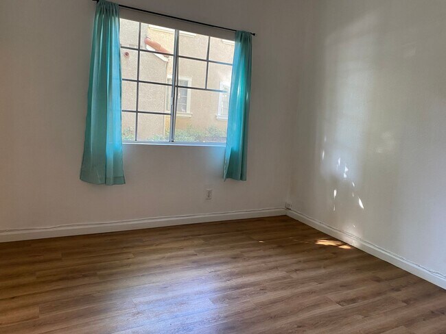 Building Photo - 2 BEDROOM DOWNSTAIRS END UNIT WITH PATIO