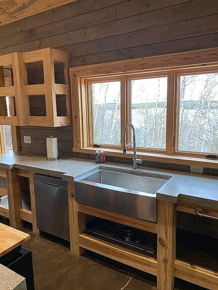 Building Photo - 978 Lakeview Dr