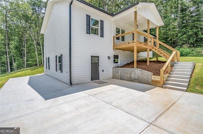 Building Photo - 215 Pinecone Ln