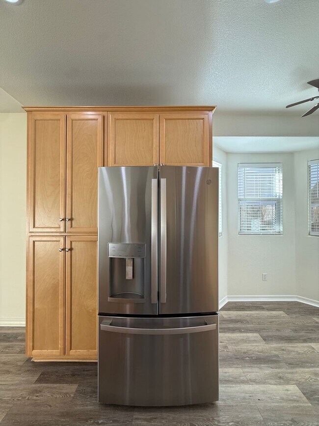 Building Photo - Beautiful Bradley Square Single Story Home With Easy Access to Shopping/101 Frwy