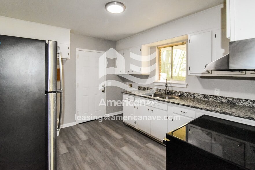 Building Photo - 3526 Cottonwood Dr