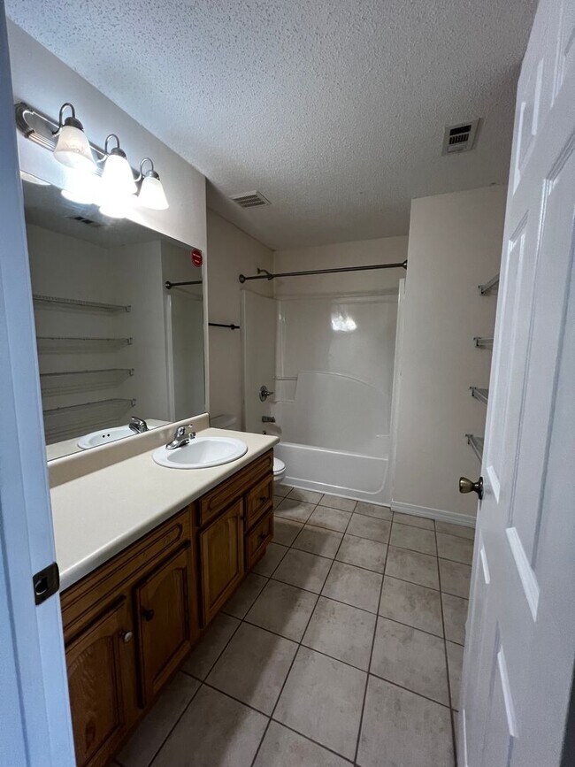 Building Photo - 202 Johnson Ct