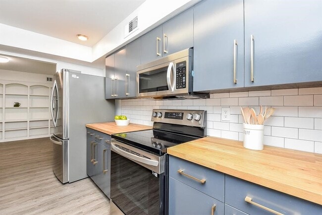 Building Photo - 357 N Post Oak Ln