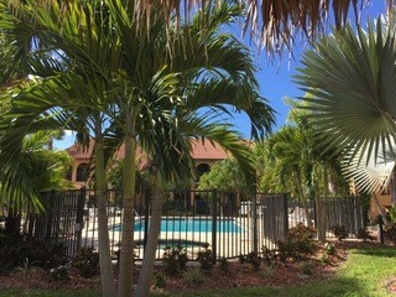 Building Photo - Rose Garden Furnished Unit Available May - Nov