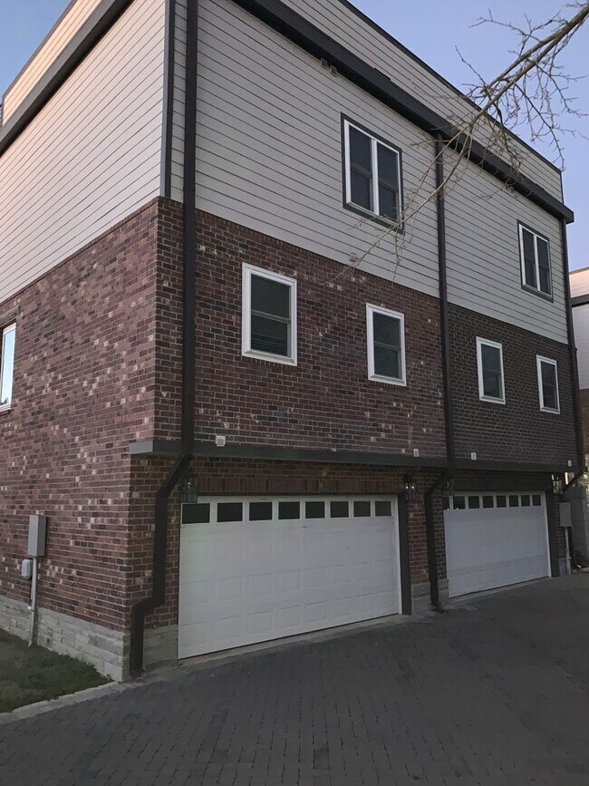 Building Photo - 3 Bed, 3.5 Bath Home w/ 2 Car Garage and Lake Views