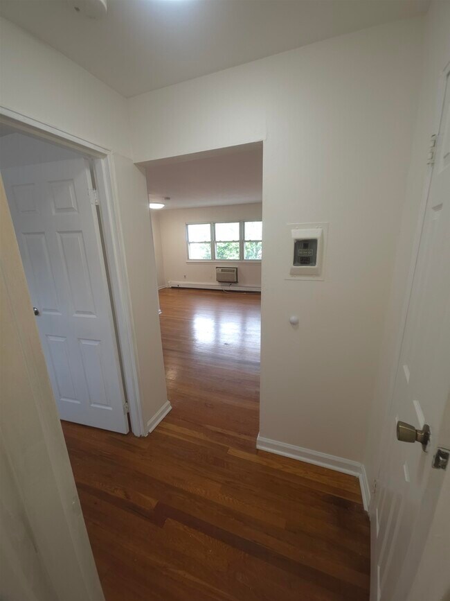 Building Photo - 4325 Meadowview Ave
