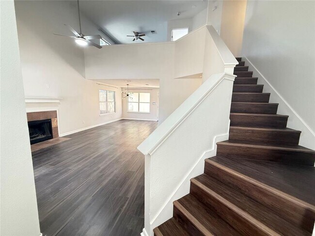 Building Photo - 3 Bed / 2 Bath / 2 living room a great bac...