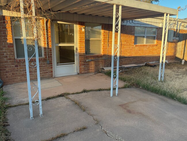 Building Photo - 2 bedroom duplex!  2 bath, 2 car carport