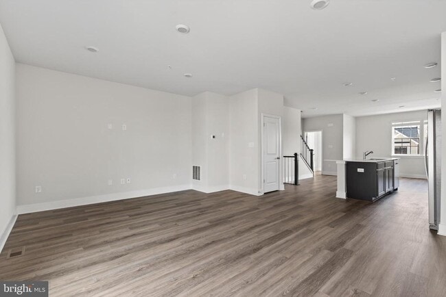 Building Photo - 5225 Manor Park Dr