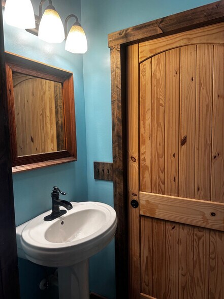 separate toilet/sink area - 1314 Rugby Rd