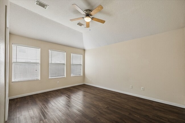 Building Photo - 15519 Hickory Dale St