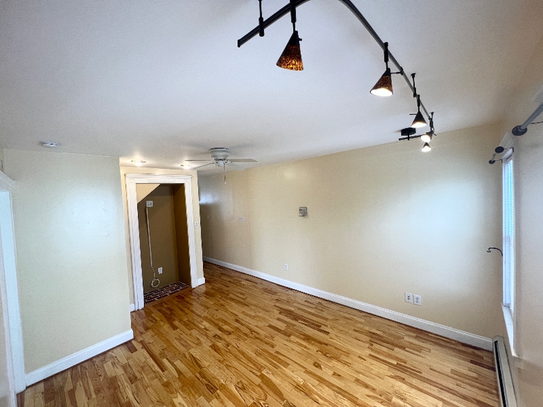 Building Photo - 13 Messenger St