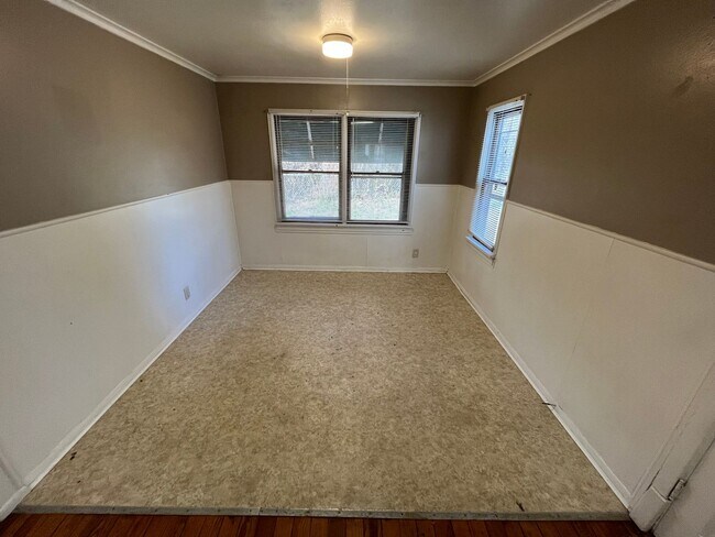 Building Photo - Two Bedroom Home with Attached Garage Move...
