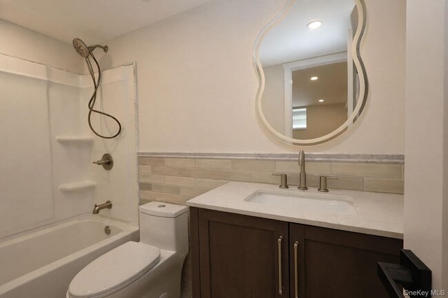 Building Photo - 52 Roe Ave